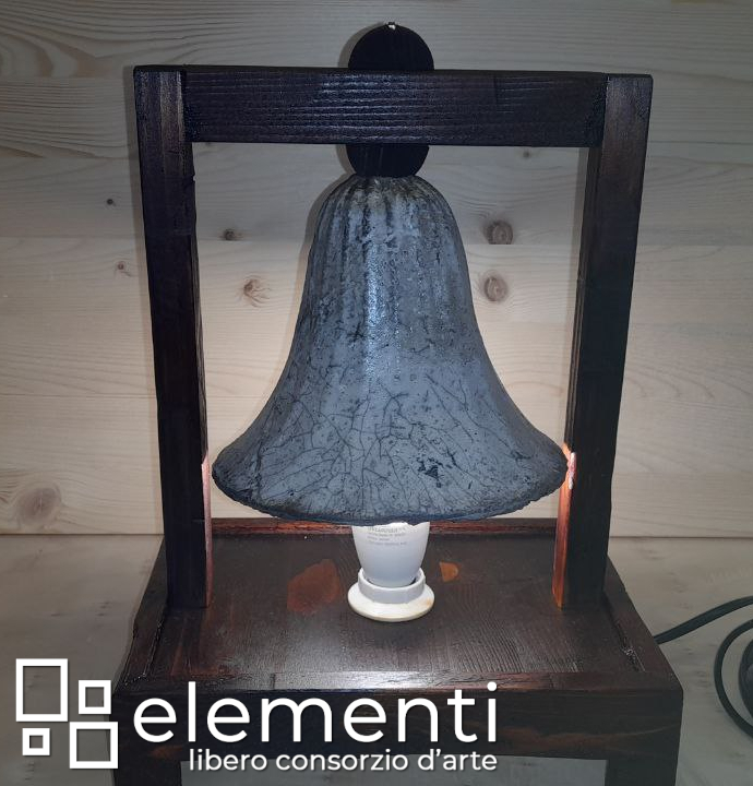 Lampada da tavolo in legno riciclato e ceramica raku